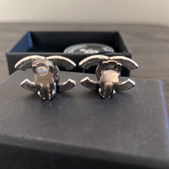 Pre loved Vintage Chanel Clip On Earrings - Picture 2 of 2